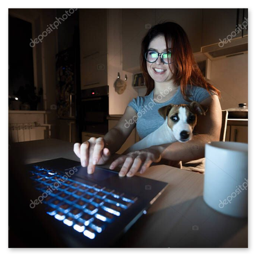 Online-Session am Laptop mit Tasse