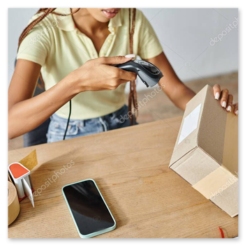 Paket mit Versandlabel wird gescannt