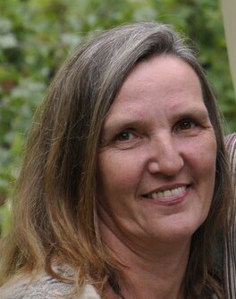 Porträt von Susi, herzlich lächelnd