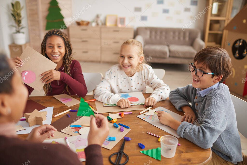 Kinder basteln und riechen an Düften