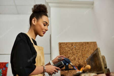 Susi arbeitet im Aromastübchen an handgemachten Produkten